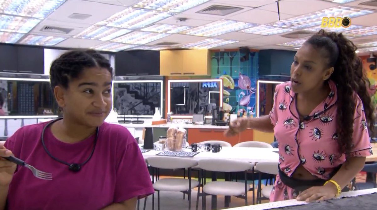 sol: é a segunda vez que você vai lá e acorda a gente  
milena: amanhã vai ter uma terceira 

BAD MI ACABANDO COM O RESORT ALL INCLUSIVE