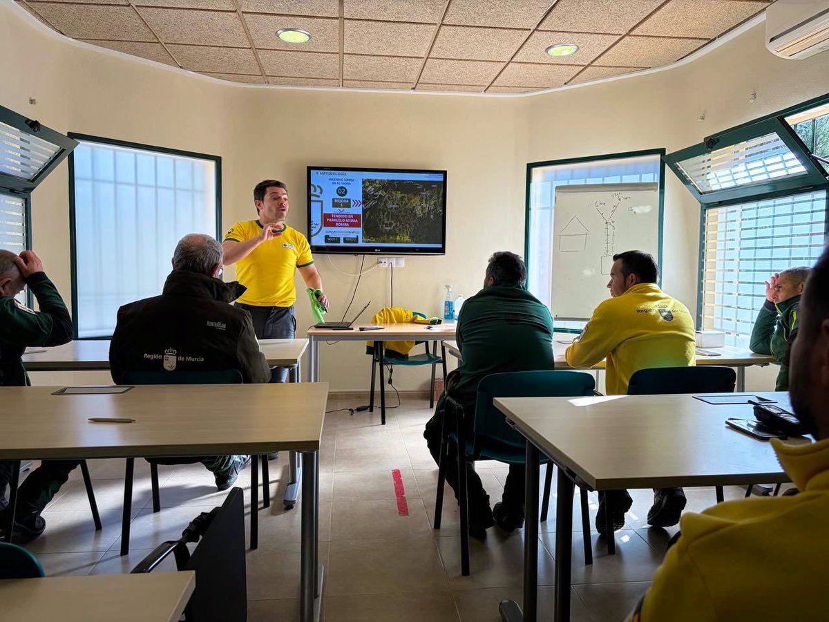 defensaforeMUR's tweet photo. [ADIESTRAMIENTO] 

Continúan las sesiones de formación para #BBFF en hidráulica, manejo de bombas y construcción de tendidos 

📚 Revisión teórica y aspectos de seguridad en aula
🔥Supuestos operativos 
👨🏻‍🏫 Técnicos #BRITEC y #CAPCOOR https://t.co/z4JsS2ZCXG