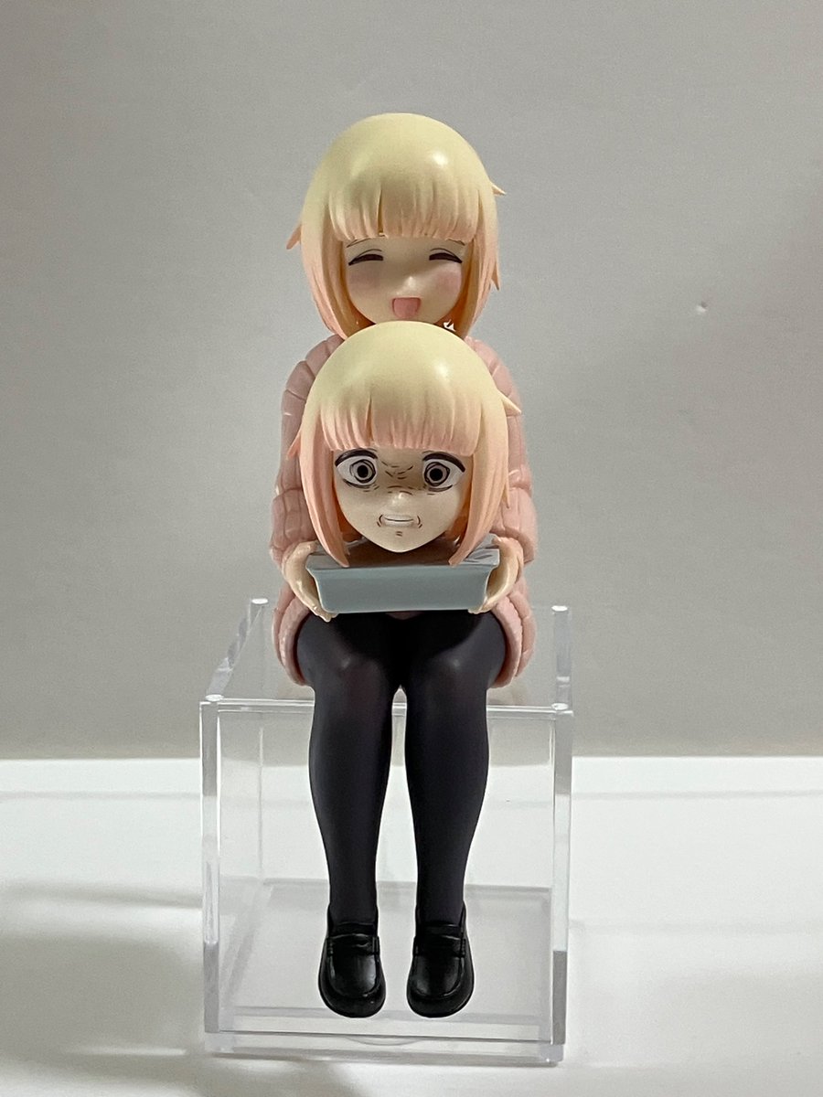 「もちづきさんの付け替え頭、うまく手元に置けたんだけど、これはホラーっぽくて怖い」|ほむらのイラスト