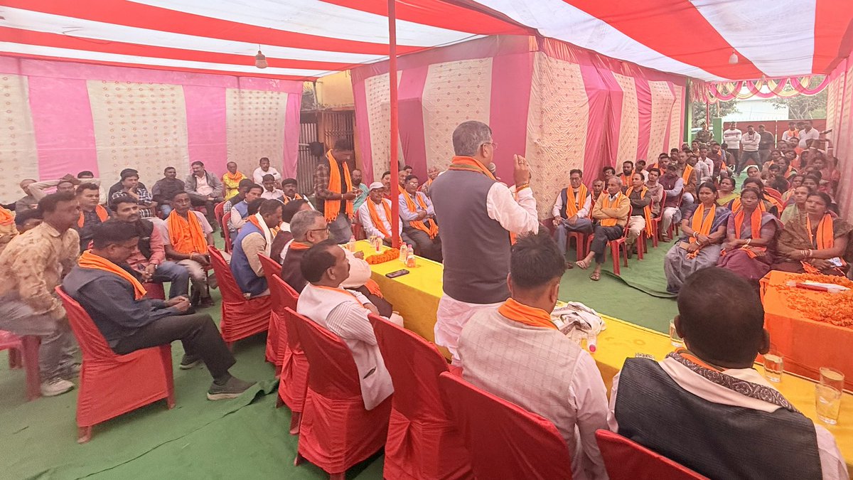 AdityaPdSahu's tweet photo. जिला अध्यक्ष श्री हरे कृष्णा प्रधान जी की अध्यक्षता में आयोजित सरायकेला खरसाँवा जिले की संगठनात्मक बैठक में सम्मिलित हुआ।

इस अवसर पर पूर्व मुख्यमंत्री श्री मधु कोड़ा जी, प्रदेश महामंत्री सह सांसद राज्यसभा श्री प्रदीप वर्मा जी, भाजपा नेता श्री शैलेंद्र सिंह जी, श्री रमाकांत महतो जी, पूर्व जिला अध्यक्ष श्री विजय महतो जी, श्री सुमित कुमार चौधरी जी, श्रीमती मीनाक्षी पटनायक जी, श्री विजु दत्ता जी सहित समर्पित एवं ऊर्जावान कार्यकर्तागण उपस्थित रहे।

@BJP4India @NitinNabin @AmitShah @blsanthosh