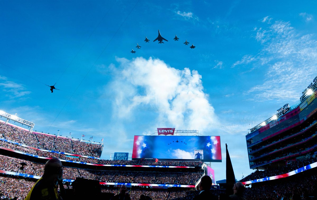 USNavy's tweet image. Making history 🇺🇸🏈

Two U.S Navy F/A-18 Super Hornets and two F-35C Lightning IIs from Naval Air Station Lemoore, Calif. joined Air Force B-1B Lancers and F-15C Eagles for a joint flyover for Super Bowl LX.

This historic Air Force/Navy flyover involving the U.S. Navy, U.S. Air…