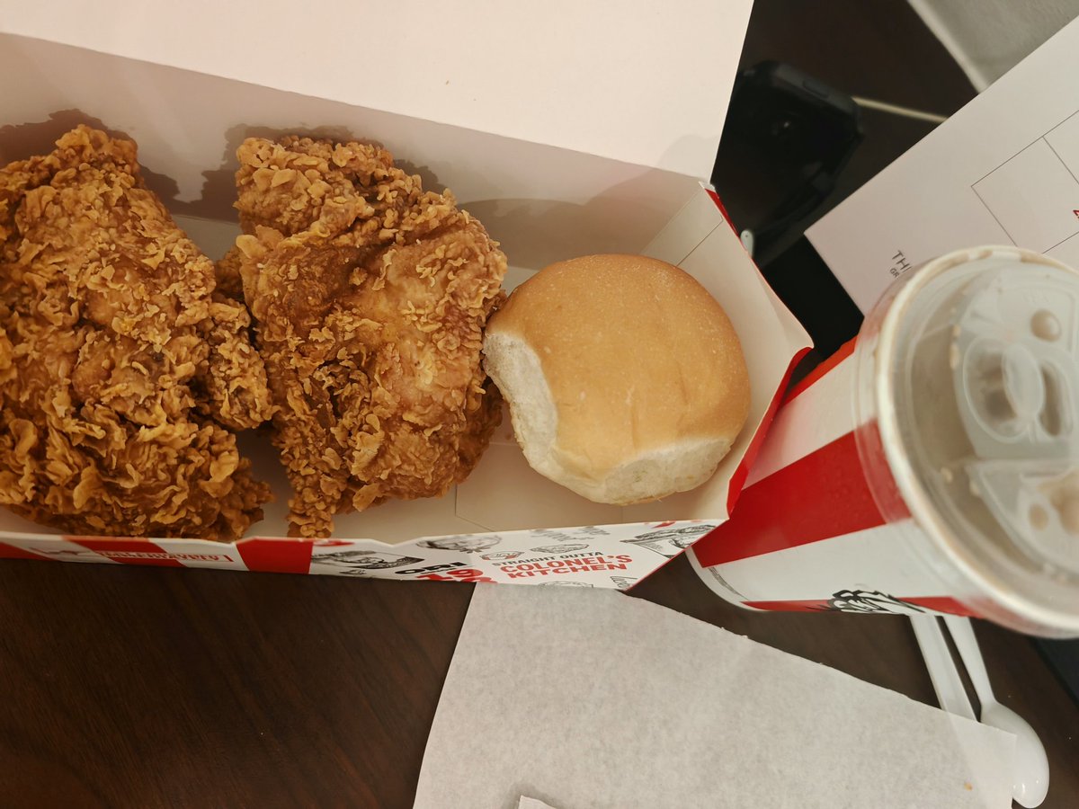GeeKK9's tweet photo. @KFCmalaysia Hello KFC, saya beli set snack plate, sepatutnya ada coleslaw tpi saya tiada terima coleslaw 😭

Dah la saya add on milo tpi coleslaw pn tiada.

Kfc Centre point Sabah https://t.co/hdnl0Lbqbo