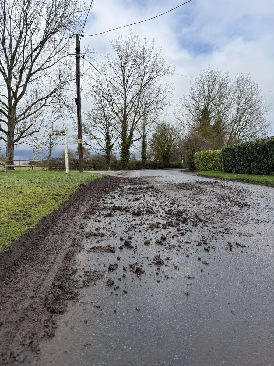 MCPGO's tweet photo. @BraintreeDC this is what happens when you agree to a solar farm @BritishRenew in a rural location. No consideration is given for the roads and verges. This is unacceptable conditions for local residents. https://t.co/oeLQYr7znI