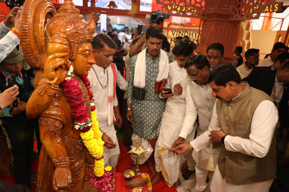 CMMadhyaPradesh's tweet photo. मुख्यमंत्री डॉ. मोहन यादव ने उज्जैन के दशहरा मैदान में आयोजित श्री महाकाल वन मेले का शुभारंभ कर विभिन्न प्रदर्शनी स्टॉलों का अवलोकन एवं एम.एफ.पी. पार्क द्वारा निर्मित प्राकृतिक “होली रंग गुलाल” और “महाकाल स्मृति उपहार” का विमोचन भी किया।

इस अवसर पर मुख्यमंत्री डॉ. यादव ने कहा कि वन मेले में वन औषधियों एवं प्राकृतिक उत्पादों के सुव्यवस्थित स्टॉल लगाए गए हैं, जिनके माध्यम से वन आधारित आजीविका को प्रोत्साहन दिया जा रहा है।

@DrMohanYadav51 @minforestmp #CMMadhyaPradesh