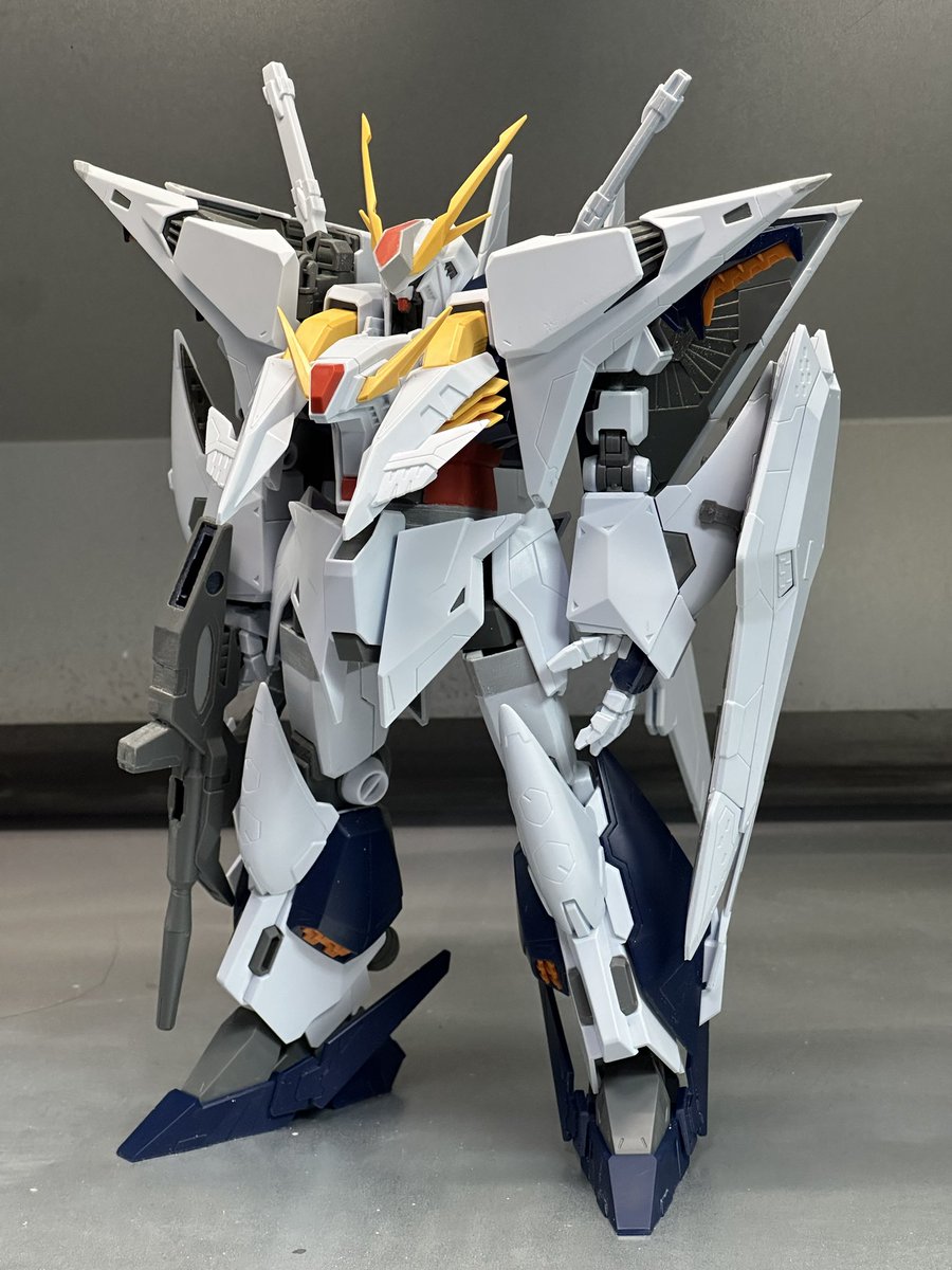 ebichang_RNC7's tweet photo. HGUCクスィーさん
フロントアーマー、サイドアーマー、肩ミノフスキーフライトユニット、胸部、ツノ、エッジ処理＆シャープ化
肩、先端プラ板で延長＆尖らせました。

おでこの赤いの0.5mmプラ板て囲い
胸部黄色のフィン、フレームをカットして胸部稼働箇所側に接着

まだまだ作業がむばる
 #ガンプラ https://t.co/YOf6F37zHF