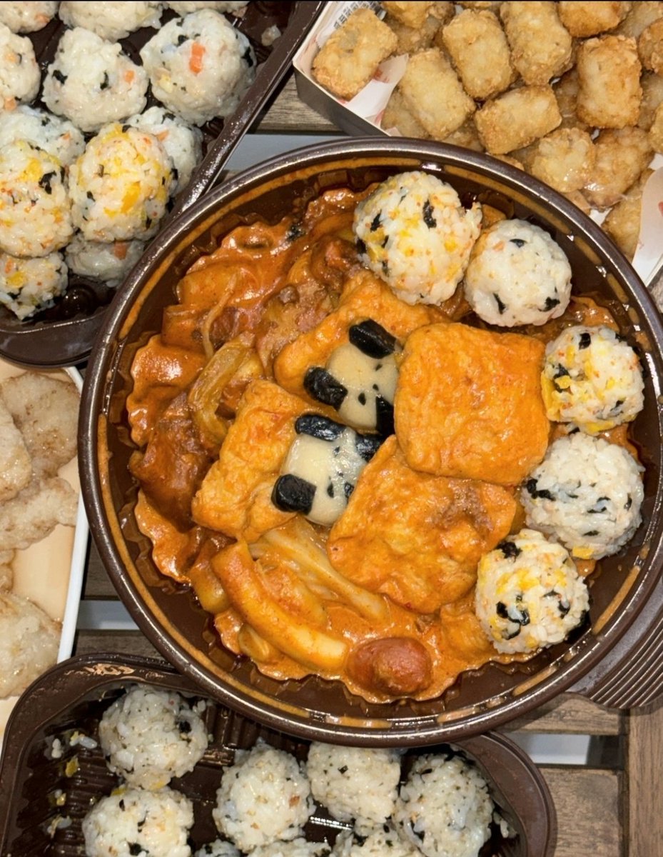 #광고 #RT이벤트
RT추첨 3명 삼첩분식 2만포인트 주신다함

삼첩분식 신메뉴 로제샹궈떡볶이 먹어봄 (결론 : ㅈㄴ맛있음) 

두쫀쿠 만들다 번아웃 왔는데 이거 먹고 싹내림 중당분모자 어떻게 삶은건지 개쫄깃해서 비법 알려달라할뻔;(판다분모자가 개쫀득ㅁㅊ) 즈마장소스 한번 추가하니까 딱 좋았음