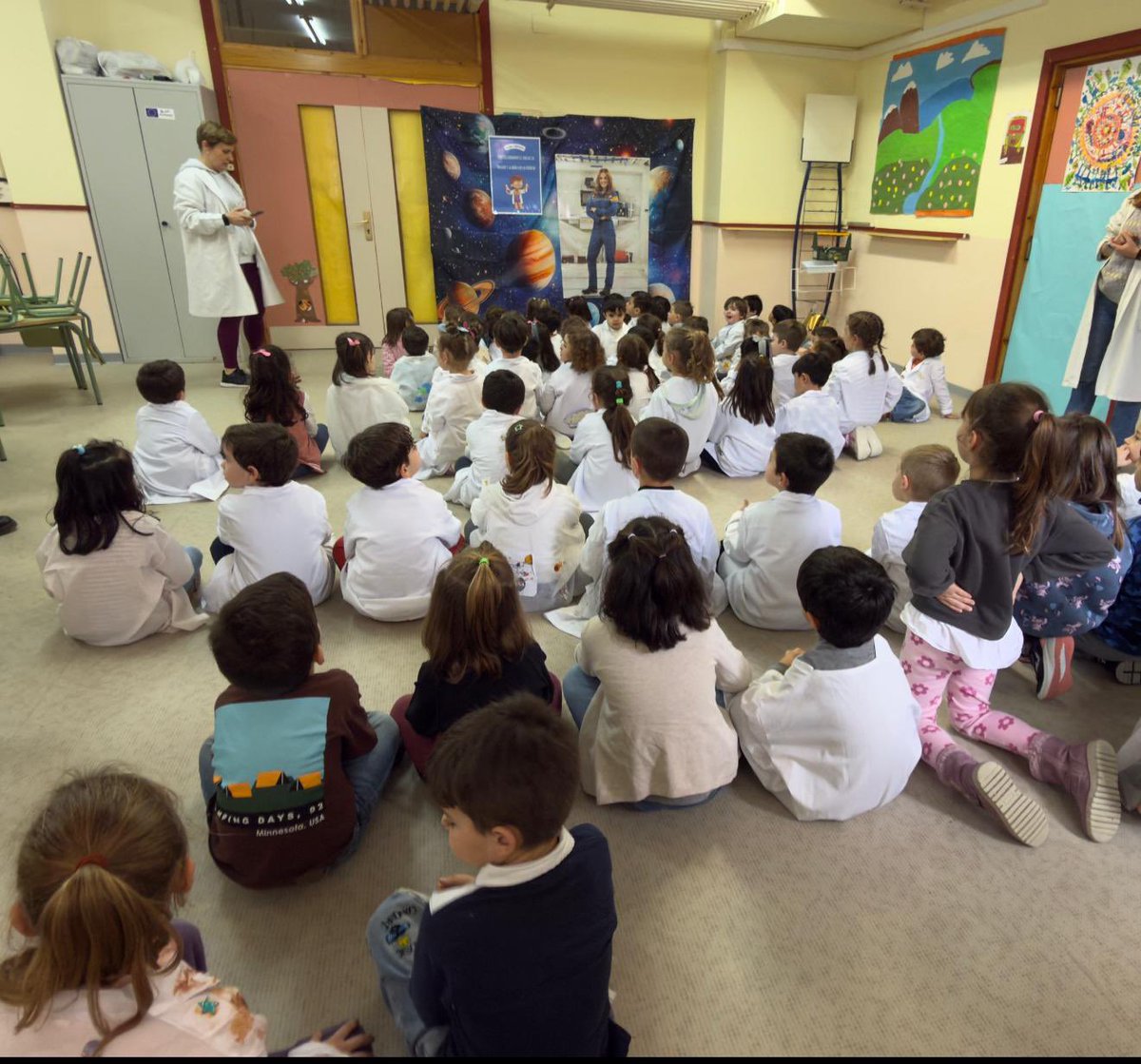 ELMARINAESCOBAR's tweet photo. 🚀✨ Hoy, con motivo del Día de la Mujer y la Niña en la Ciencia, hemos recibido la “visita virtual” de @Astro_SaraG ,astronauta leonesa, que nos ha recordado: con esfuerzo, constancia y pasión podemos llegar tan lejos como soñemos. 🌍🌌
¡Su historia nos inspira a mirar al cielo! https://t.co/2tZCW3bAF9