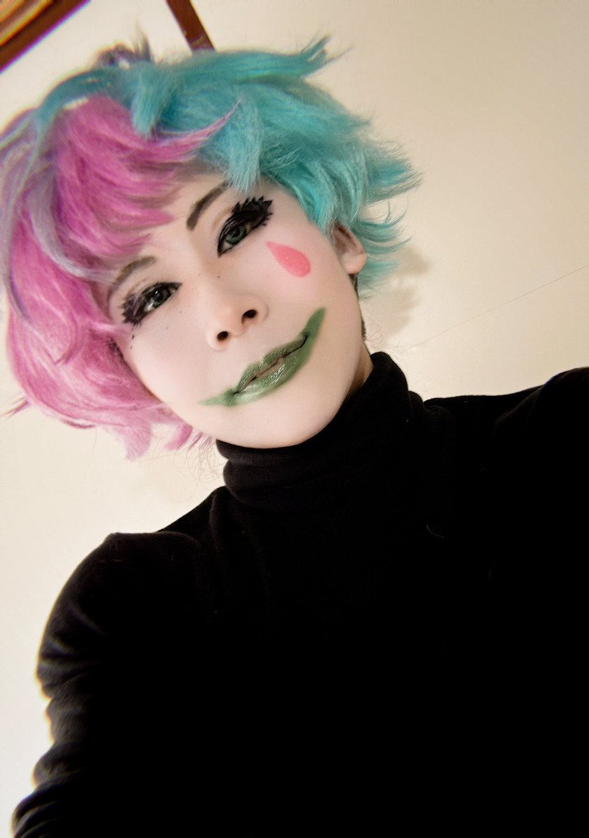 本日の自撮り供養ー。
🤝くんむっず……マジでヒーローコスやってたときと同質の難しさだったorz

ここまできたらもう緑のリップ買って良いよ自分。なんらかやるよ。
こないだの方が上手く行ったって言うか、眼鏡で誤魔化せてただけだな。要研究だねぇ。眉の位置もっと下の方が良いなぁ。