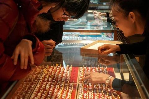 LongViewPlan's tweet image. Average households worried about global instability have flocked to buy precious metals—only to be whipsawed by recent price swings. tinybfs.com/t/zEBRJn