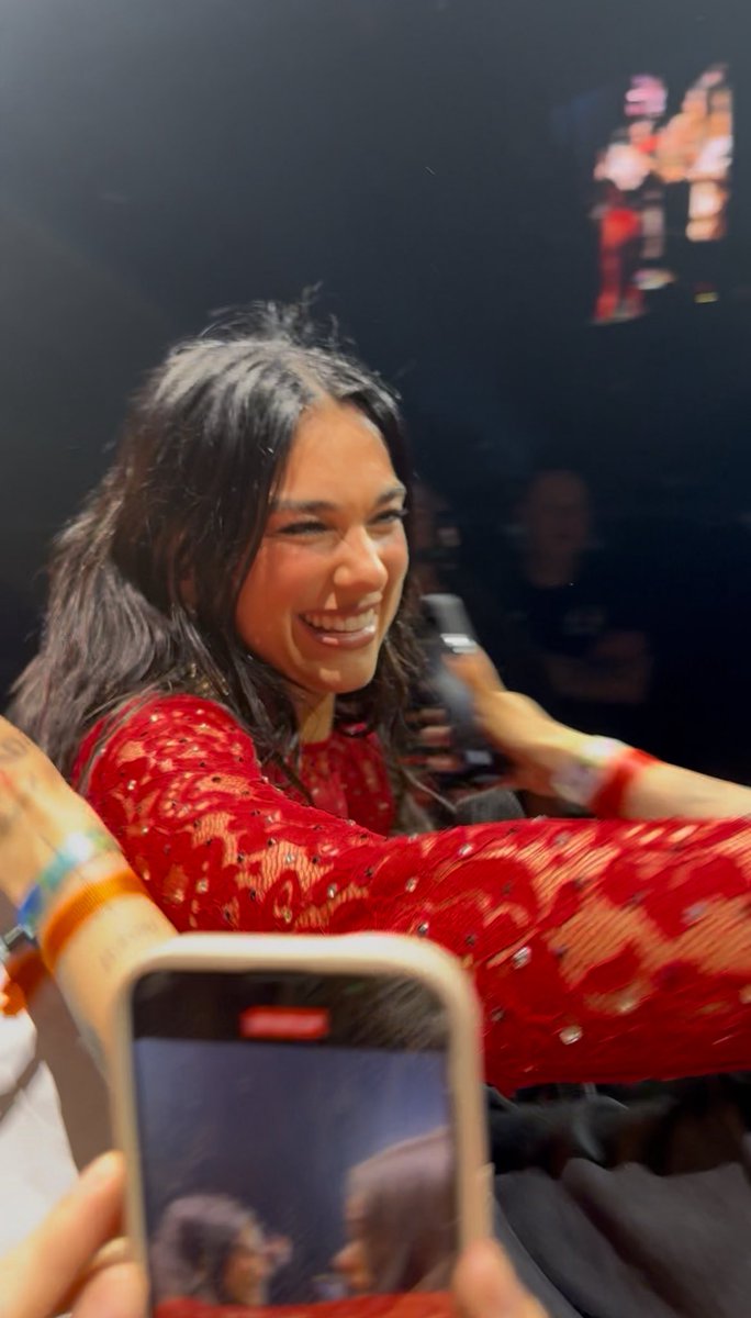 goldnstellite's tweet photo. the concept of trying to make dua the bad person in the story and saying she’s disrespectful with her fans……….. oh dua get behind me!!!!! she’s actually the kindest soul i’ve ever met💖💖💖💖 https://t.co/6TCEF9VwPW