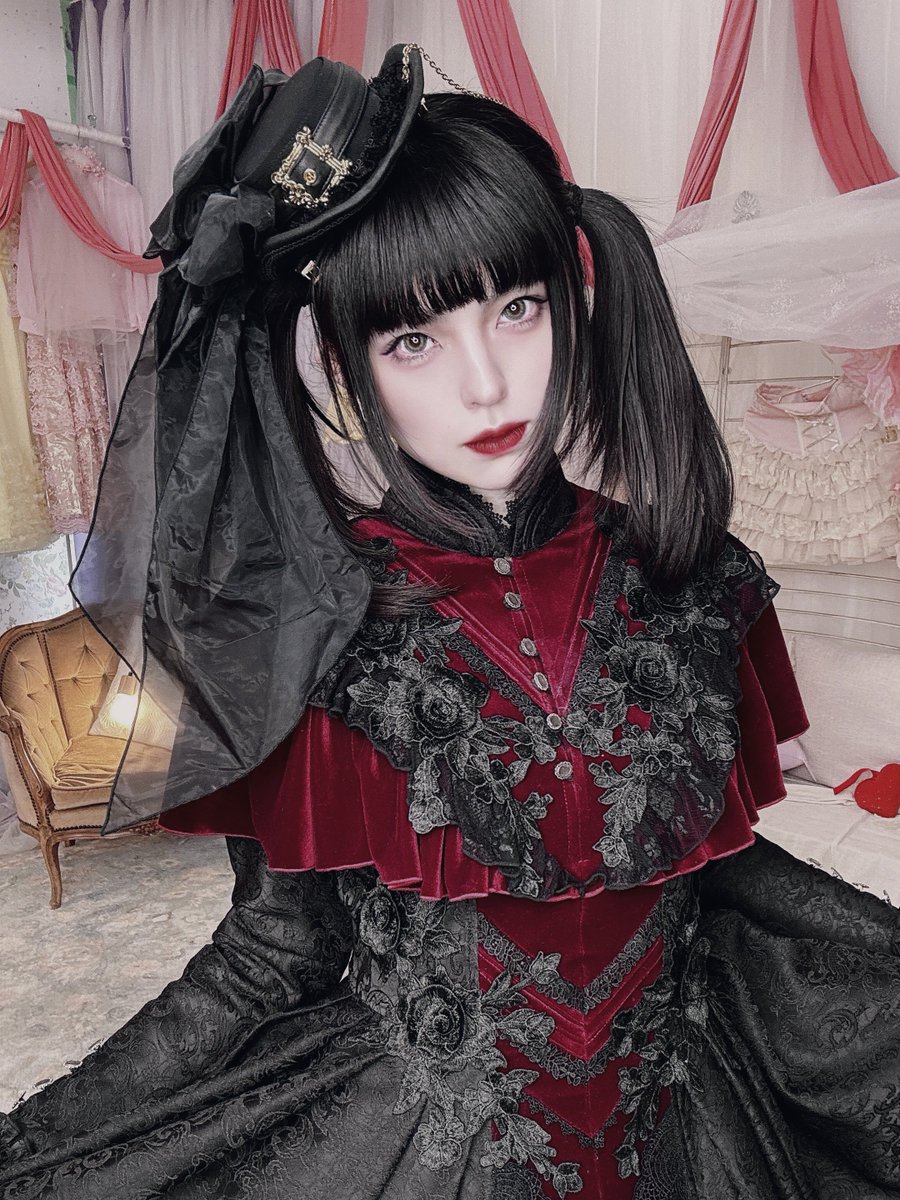 ✧︎紅月の目醒め✧︎
気になっていたお洋服！
蹴回しもかなりあってとても豪華！
ウエストは背中の編み上げで調節するので個人に合った綺麗なラインが出やすそう。
着丈120なので結構長め。故にこの蹴回しの大きさが生きていてとても素敵でした
価格がバグで不思議ですね……
hoshibako.thebase.in/items/128131141