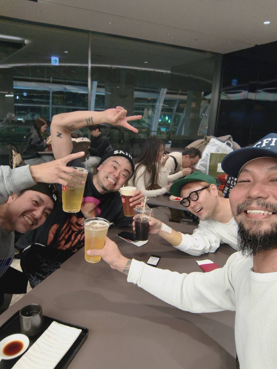 SHADOWSに たまたま 空港で会ったので、 今日は空港で飲み明かします