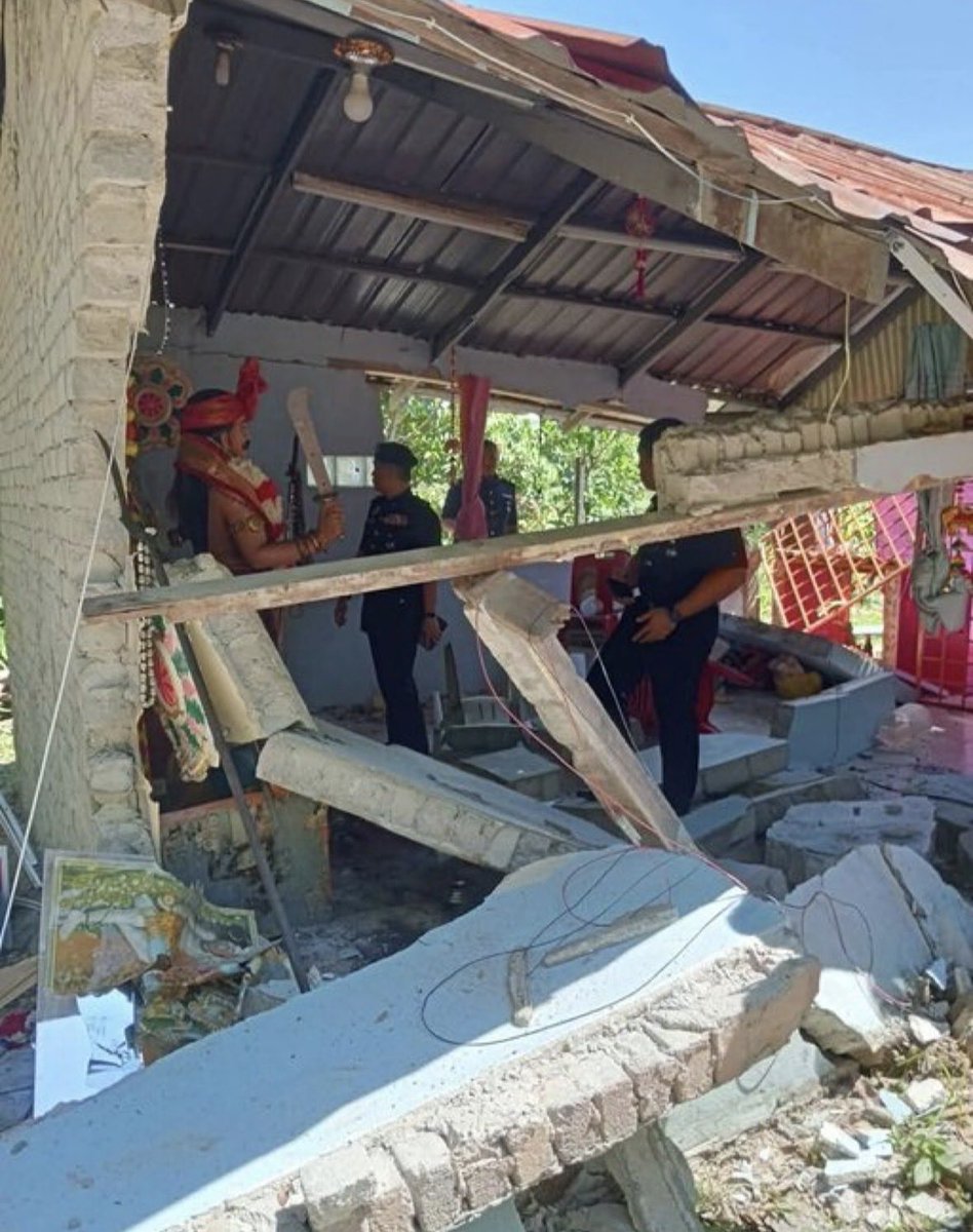 ForAzhar00's tweet photo. Surat 2022 suruh roboh sendiri

Bila dah roboh korang play victim, pakai pdrm semua 

Sampai orang tu kena tahan polis

Korang 🅱️eling ni nak macam mana lagi weh 😂🖕🏻🖕🏻🖕🏻 https://t.co/ofNNP63VLD