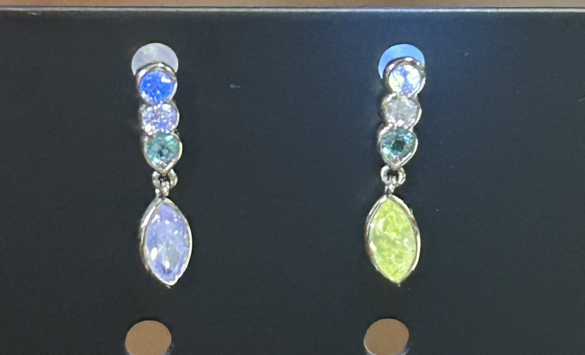 12月のまいこの宝箱&amp;FancyTiger池袋合同個展で仕立てたピアス届きました
(<a href="/arca0jewelry0mk/">まいこの宝石箱@石沼／宝石販売／インスタライブ実施中💎</a>)(<a href="/fancytiger_/">拓造</a>)
メインのダイヤのマーキスは前に投稿したアールエスジャパンさんで蛍光ダイヤの色をまいこさんとFancy tigerさんに合わせて貰いました✨
個性が出て素敵なピアスになりました