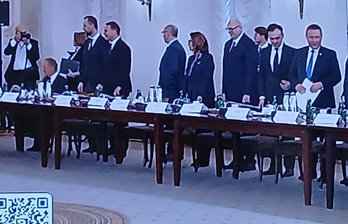 Wszyscy stoja a folksdojcz sobie siedzi. Szwabskie popychadło.