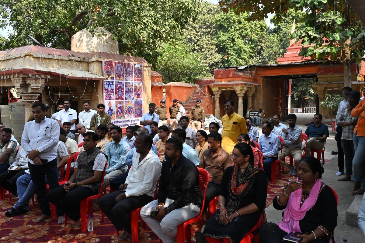 संभागायुक्त इंदौर डॉ. सुदाम खाड़े ने धरमपुरी में आगामी महाशिवरात्रि पर्व की तैयारियों की समीक्षा की।
श्रद्धालुओं की सुरक्षा एवं सुगम दर्शन को सर्वोच्च प्राथमिकता बताते हुए आवश्यक निर्देश दिए।
इस दौरान कलेक्टर श्री प्रियंक मिश्रा एवं पुलिस अधीक्षक श्री मयंक अवस्थी उपस्थित रहे।