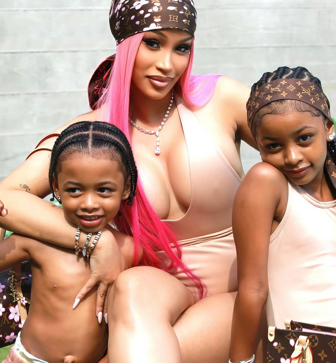Piicools's tweet image. Cardi B and her eldest children🫶🏽✨