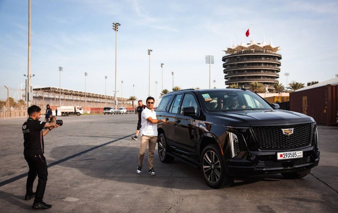 Checo_kingdom's tweet photo. Llegando en la Cadillac, Checo parece que es el presidente 🤑😎 https://t.co/LyzJXXu2EP