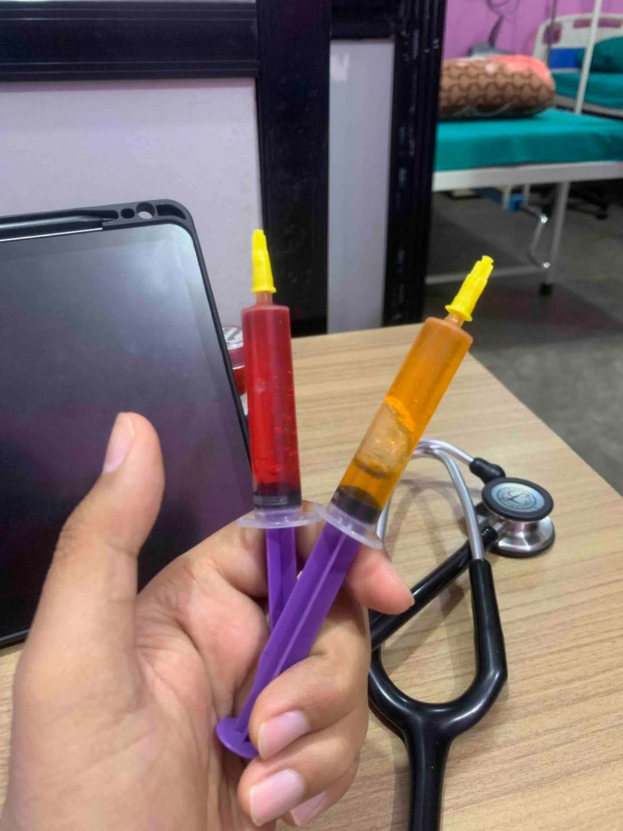 जनचेतनामूलक सन्देश
आज मेरो ओपीडी (OPD) मा एक बच्चालाई चकलेट भन्दै खुवाइने गरिएको एउटा शंकास्पद वस्तु लिएर आमाबुबा आउनुभएको थियो। उक्त वस्तु सिरिन्ज (सुई) जस्तो देखिने बट्टामा राखिएको थियो, जसमा न त कुनै नाम थियो, न कम्पनीको विवरण वा लेबल नै।
बजारमा यस्ता वस्तुहरू जताततै सजिलै