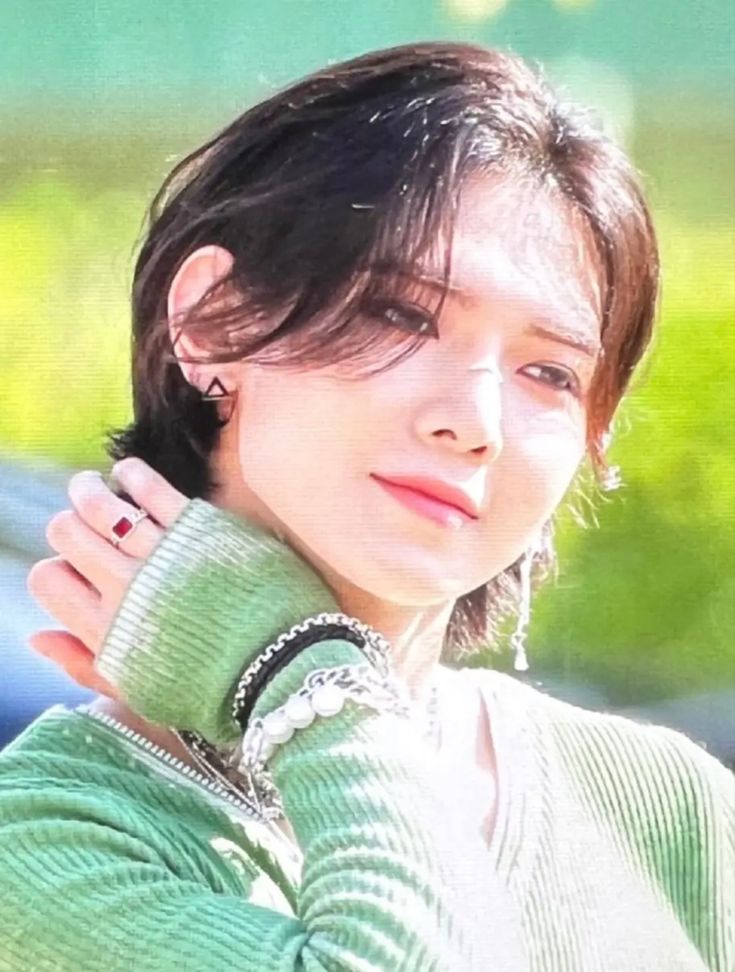 yeosang's professional hand holder `︵´ tweet media