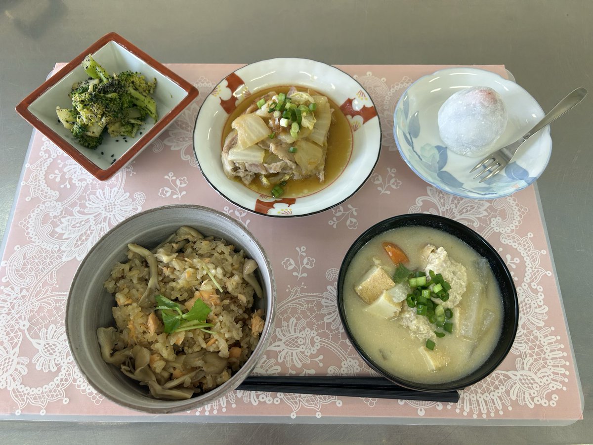 西区文化センター　料理教室👩‍🍳
旬を食べる　和風料理です

🔸白菜と豚バラの蒸し煮
🔸鶏つくねの粕汁
🔸ブロッコリー🥦の黒ごま和え
🔸鮭ときのこ炊き込みご飯
🔸いちご🍓大福

寒い時に食べる粕汁は美味しいです👍
炊き込みご飯はだし醤油を使って簡単で美味しくできました😋