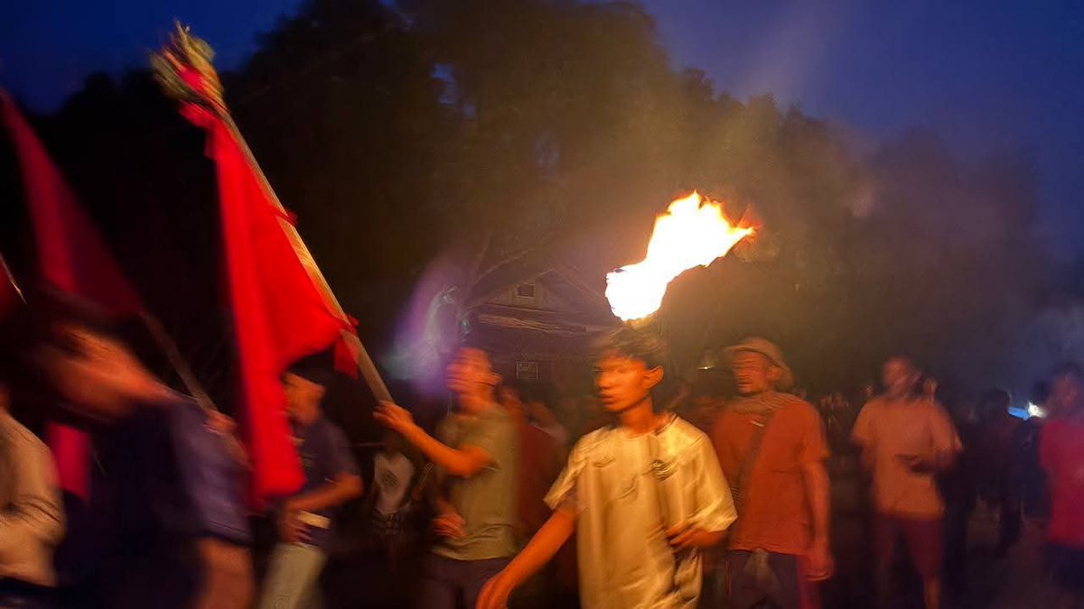 naingnaingaung's tweet photo. Tonight in Tanintharyi Region, the DDMSC led an anti-coup protest march amidst daily terror since the 2021 regime change. They displayed a long banner reading: “We will never go silent under military dictatorship.”
#DaweiProtest
#2026Feb11Coup
#WhatsHappeningInMyanmar https://t.co/mPY72hsZea