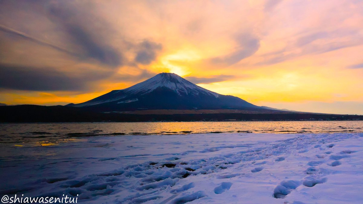 写真家たちの足跡。

雪に残る足跡はカメラマンたちの残した足跡。
僕も足跡を残して、日暮れと共に帰路につく。
#富士山 #MtFuji #ｷﾘﾄﾘｾｶｲ 2026/2/10 16:27
Photographers' Footprints
The footprints left in the snow are those of the photographers.
I too leave my footprints and head