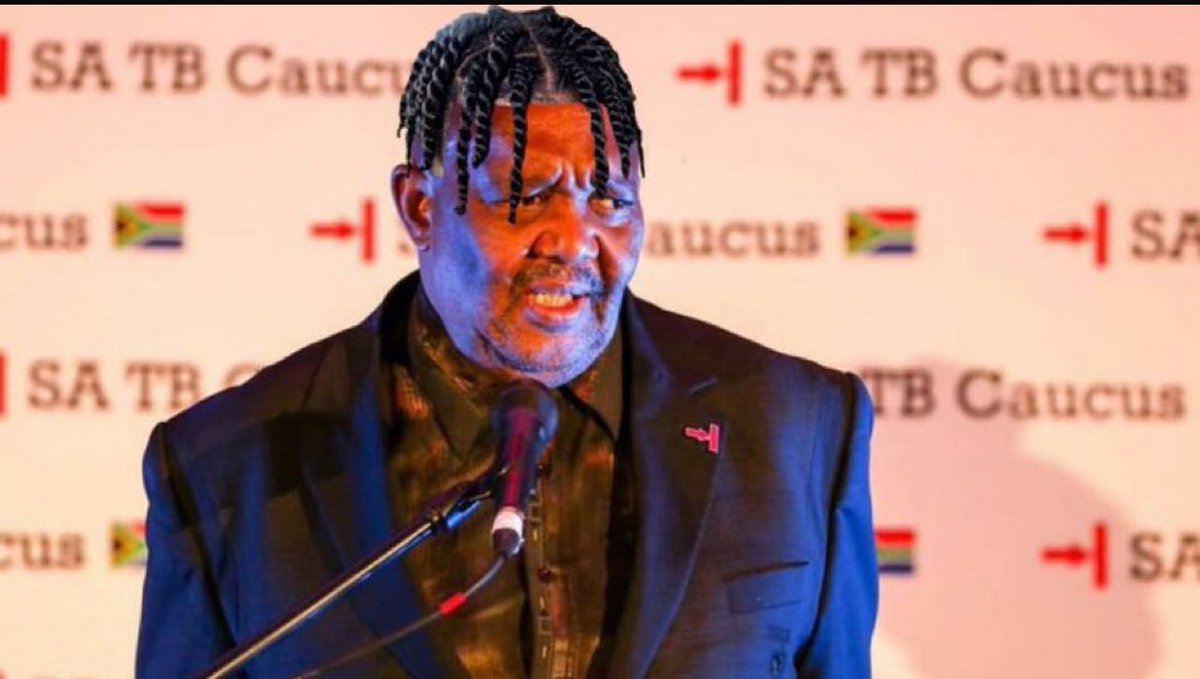Mphobaloyi95's tweet photo. #AdHocCommittee

Julius is horrible, doesnt know which angle to deal with Paul....from an IQ level  Paul outshined him on QnA https://t.co/SYK12nepJr