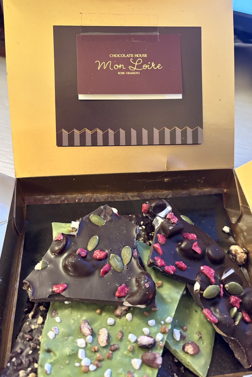 お友達から『友チョコ🍫』を いただきました🩵✨ ありがたくいただき