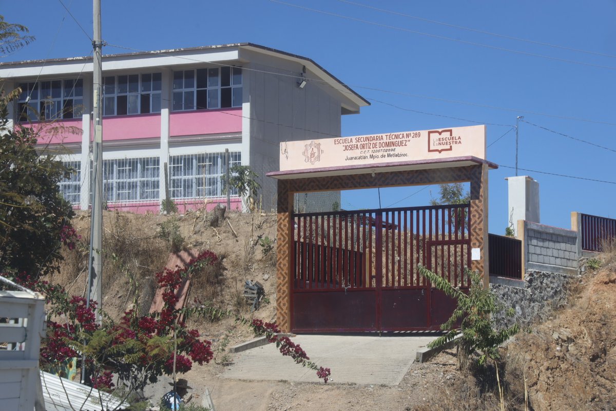 Tlachinollan's tweet photo. 📌Los abandonados de la Montaña: sin maestros 181 niñas y niños de secundaria | 👀 Hace más 3 años se quedaron sin clases en Metlatónoc, Gro. A las autoridades educativas del estado no les importa la educación en las comunidades más pobres
👉🏾 https://t.co/vHG14XoMFW https://t.co/3LqXkuubgh