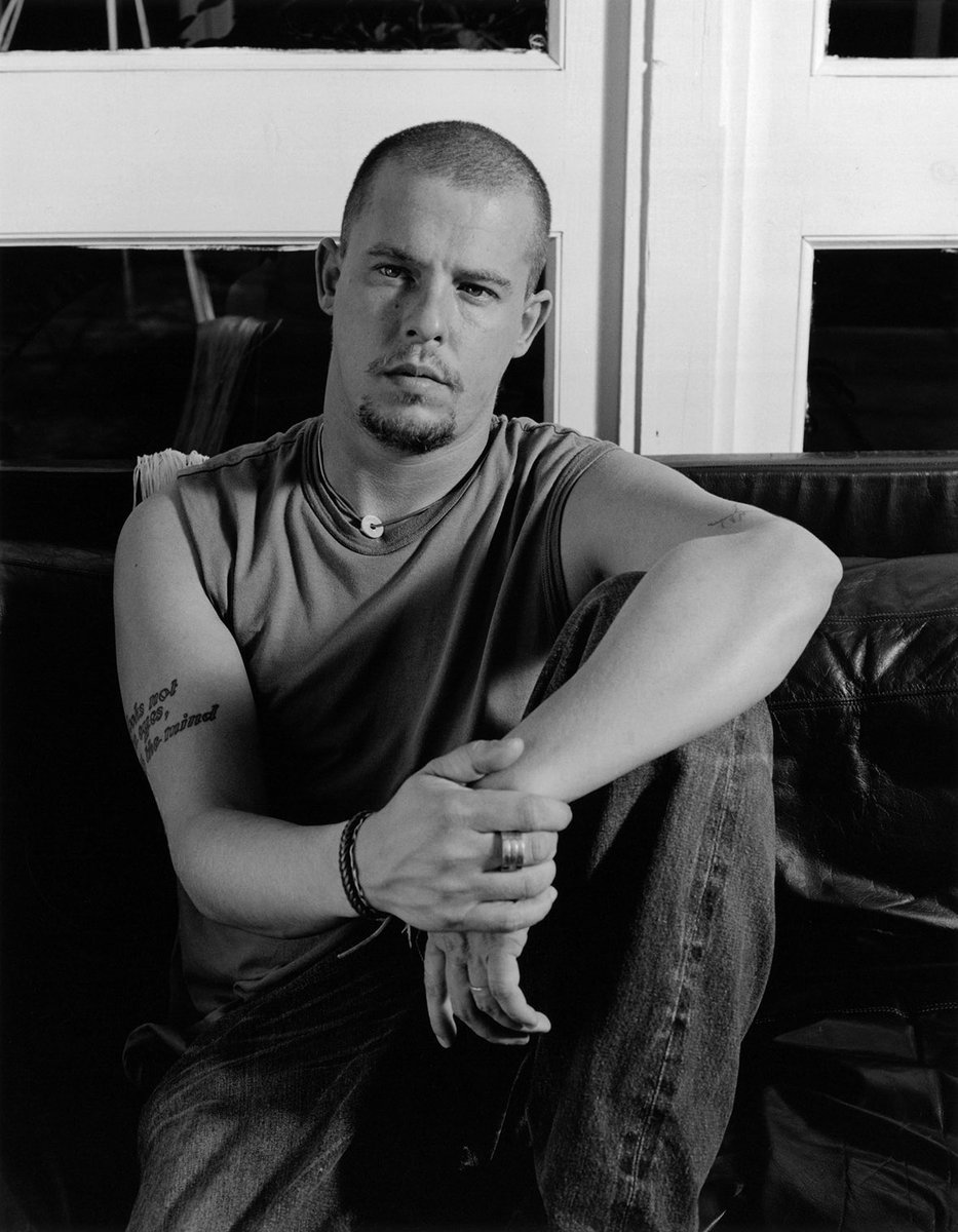 beyzanurapaydin's tweet photo. Remembering the legendary Lee Alexander McQueen today. 16 years without him 🕊️ https://t.co/1hlZIZmRtK