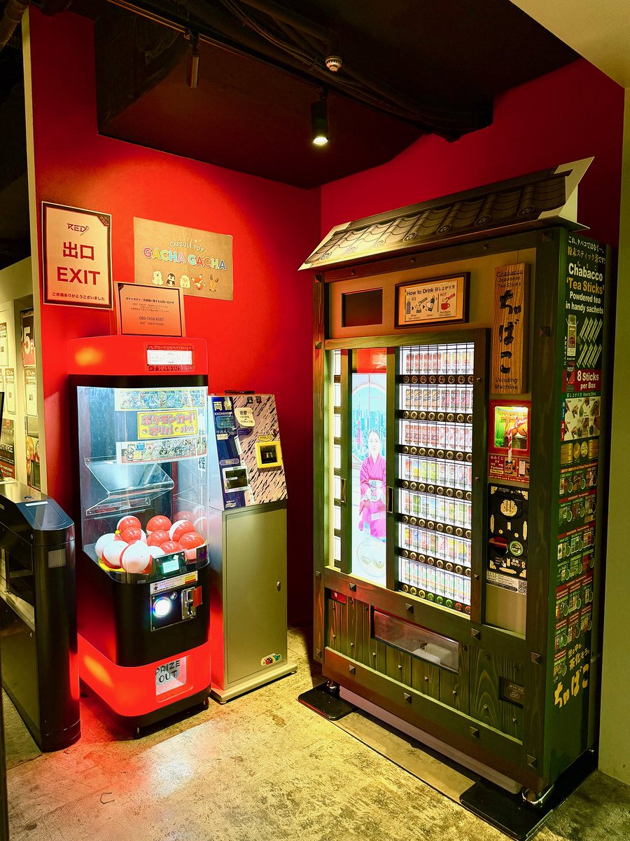 Chabacco_jp's tweet photo. 日本電波塔ジャック大作戦！！！
本日より東京タワー3F RED°TOKYO TOWERにちゃばこ自販機を設置しました！
なかの人なかに入っちゃいました😳✌🏾
#東京タワー #TOKYOTOWER #tokyotower #バレンタイン #ちゃばこ #チャバコ #Chabacco #chabacco #東京 https://t.co/rBWyKYKOj8