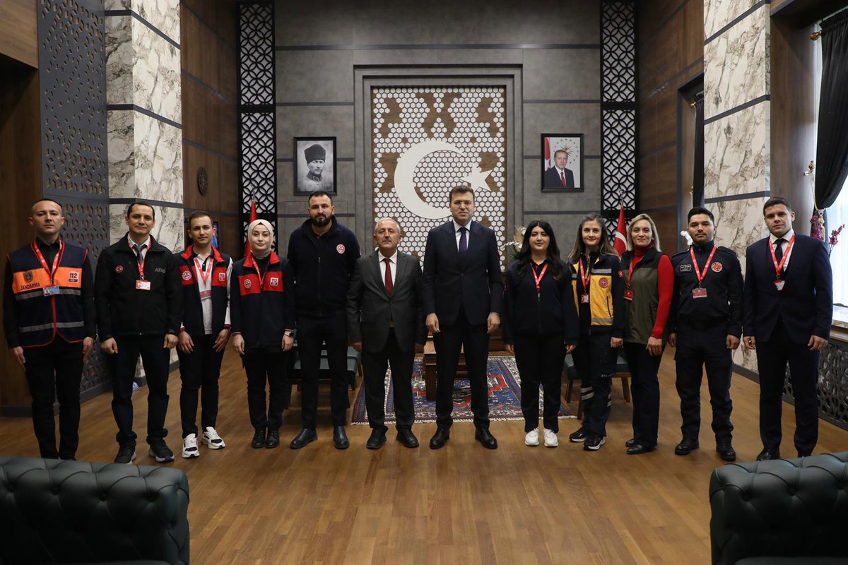NigdeValiligi's tweet photo. 📍 Valilik Makamı

​Valimiz Sayın Nedim AKMEŞE, “11 Şubat Avrupa 112 Günü” münasebetiyle 112 Acil Çağrı Merkezi Müdürü Sayın İzzet GEBELEK ve çağrı karşılama personelini makamında kabul etti.

​Ziyaretten duyduğu memnuniyeti ifade eden Sayın Valimiz; vatandaşlarımıza 7/24 esasına göre kesintisiz hizmet sunan personelimize özverili çalışmalarından dolayı teşekkür ederek, görevlerinde başarılar diledi.

​Görüşmede; 112 Acil Çağrı Merkezi’nin işleyişi, etkinliği ve acil durumlarda vatandaşlarımız tarafından verilen doğru bilginin hayat kurtarıcı önemi üzerinde duruldu.

#NiğdeValiliği 
#112Günü
