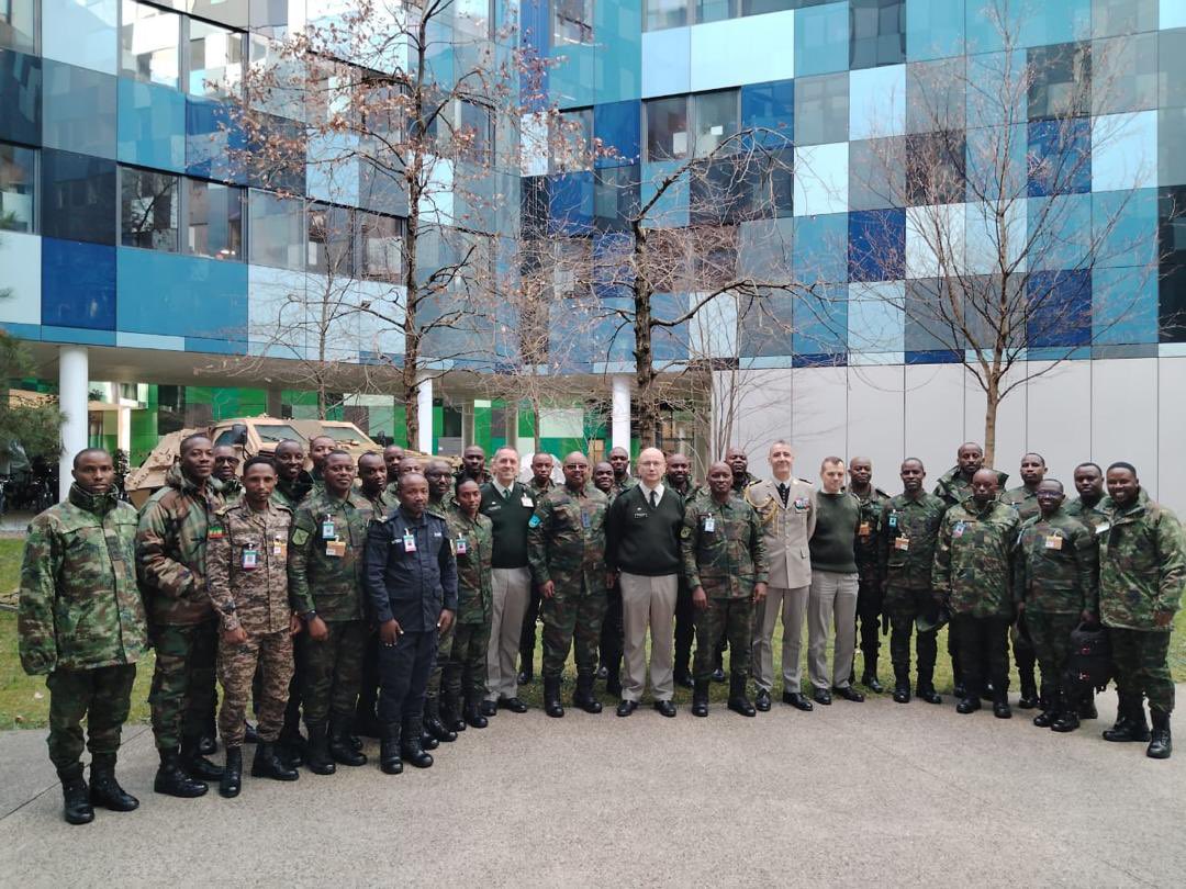 Pour les caméras, la France condamne le rôle du #Rwanda à l’est de la République démocratique du Congo, où l’armée de Paul Kagamé soutient activement la rébellion du M23.

Mais en parallèle, comme vous pouvez le voir sur ces photos, notre pays renforce sa coopération militaire