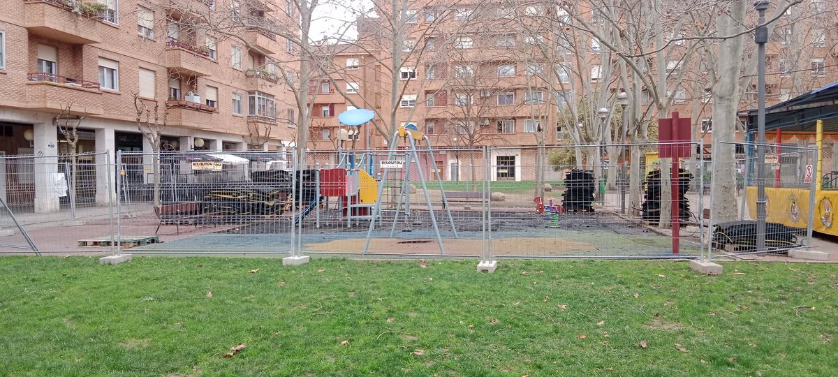 Que satisfacción ver a nuestros vecinos  de Madre de Dios que les cambian la zona de juegos infantiles en el parque Gurbindo.
 El parque nuestro de Santa Juliana <a href="/jlopezalo/">Jesus López</a>  <a href="/conrado_escobar/">Conrado Escobar</a> para cuando lo tenéis previsto.