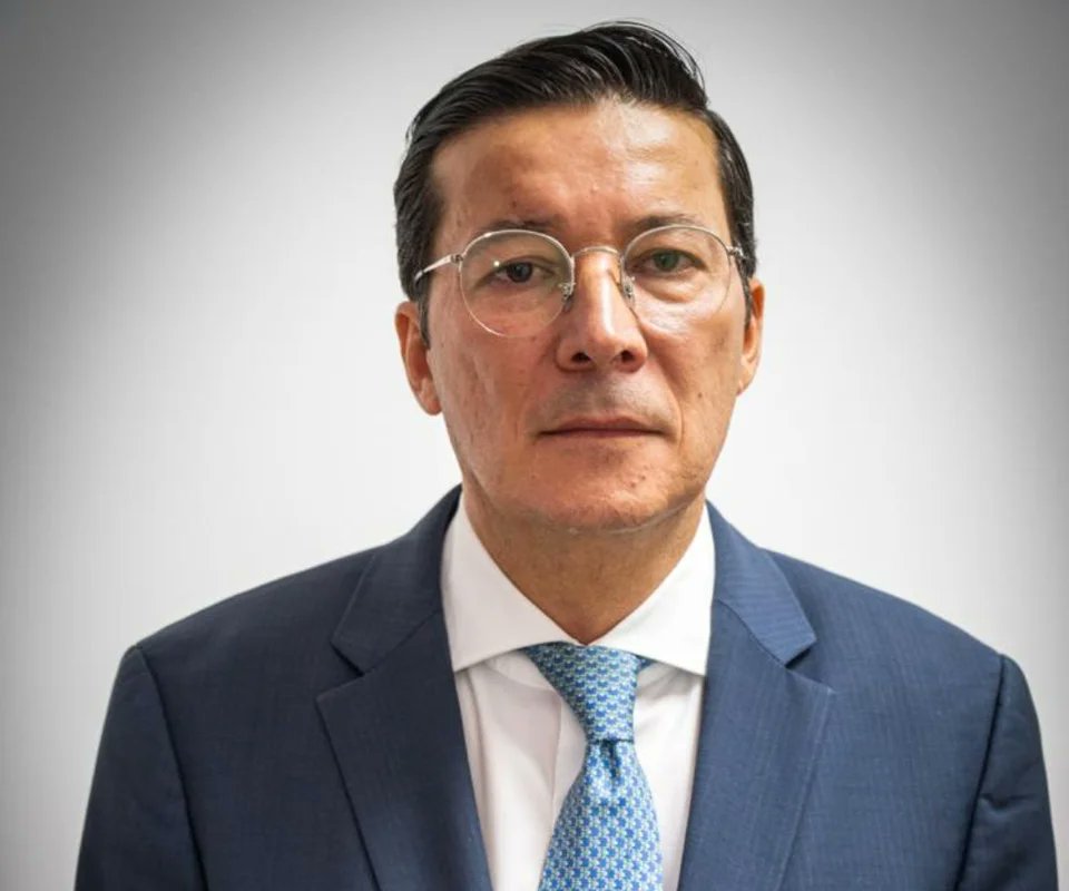 Matador000's tweet photo. Por qué la registraduría y su registrador Hernán Penagos no han dicho nada sobre las firmas falsas, duplicadas y sin registro que entregó el candidato Abelardo de la Espriella para entrar como candidato por firmas.

Ese silencio solo beneficia a la campaña de de la Espriella y engaña a los colombianos.

Debemos conocer esa información, ¿Cuántos derechos de petición se necesitan para saberlo?
