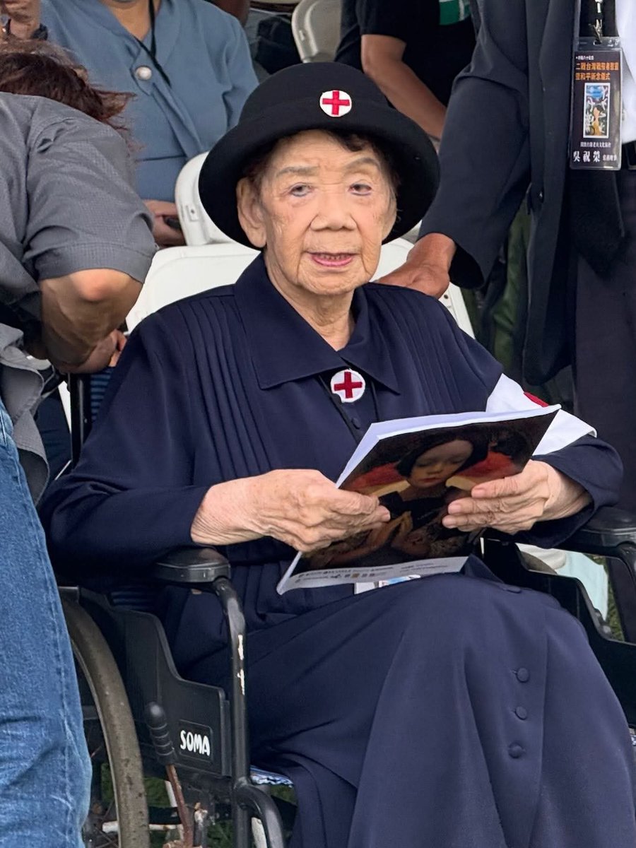 台湾の元従軍看護婦... 日本のためにありがとうございました。心よりご冥福をお祈りいたします。

ところで、従軍看護婦のユニフォームって、こんなのだったのね。