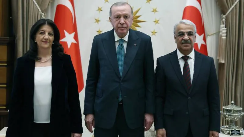 DEM Parti heyeti ile Cumhurbaşkanı Erdoğan görüştü.

DEM Parti heyetinden tek bir Kürdün olmaması dikkatlerden kaçmadı.
