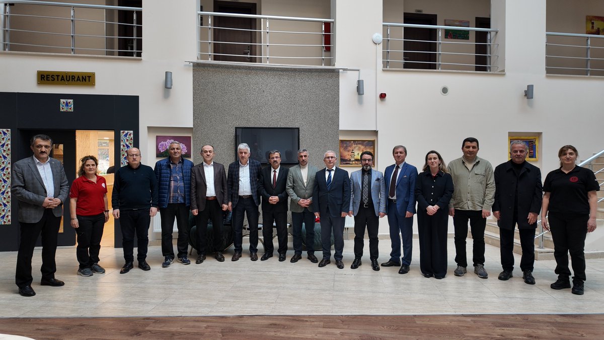bursailmem16's tweet photo. Bursa İl Millî Eğitim Müdürlüğü İşyeri Sağlık ve Güvenlik Birimi İlk Yardım Merkezi tarafından, personelin bilgi ve becerilerini güncel tutmak amacıyla düzenlenen İlk Yardım Sertifika Yenileme Eğitimleri devam ediyor.

 Bu kapsamda, 10 Şubat 2026 tarihinde Nilüfer Havva Aslanoba Turizm Mesleki ve Teknik Anadolu Lisesinde İl ve İlçe Millî Eğitim Müdürlüğü yöneticilerine yönelik sertifika yenileme eğitimi başarıyla gerçekleştirildi.

 Eğitim programı kapsamında; acil durumlarda doğru ve etkin müdahale yöntemleri hem teorik hem de uygulamalı olarak ele alınmakta, sertifika süresi dolan personelin yenileme eğitimleri ise belirlenen takvim doğrultusunda planlı ve sistematik bir şekilde sürdürülmektedir.

@tcmeb @GurhanCokgezer #bursamem