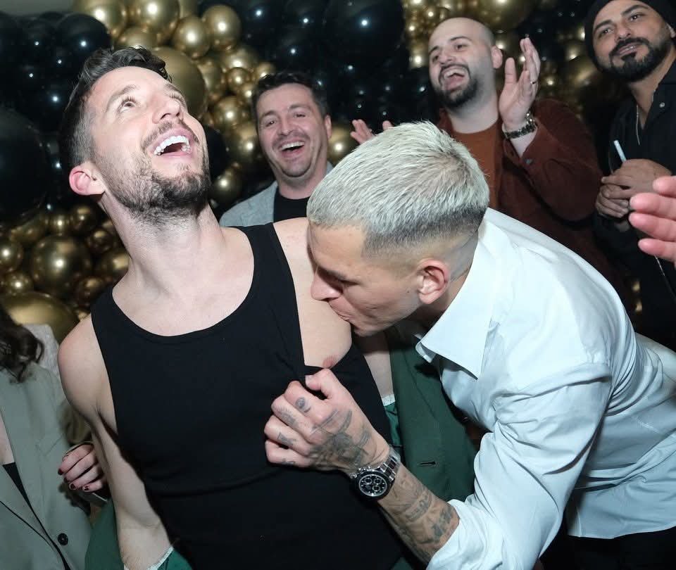 Fenerbahçe                                         Galatasaray
Camiası                                                    Camiası