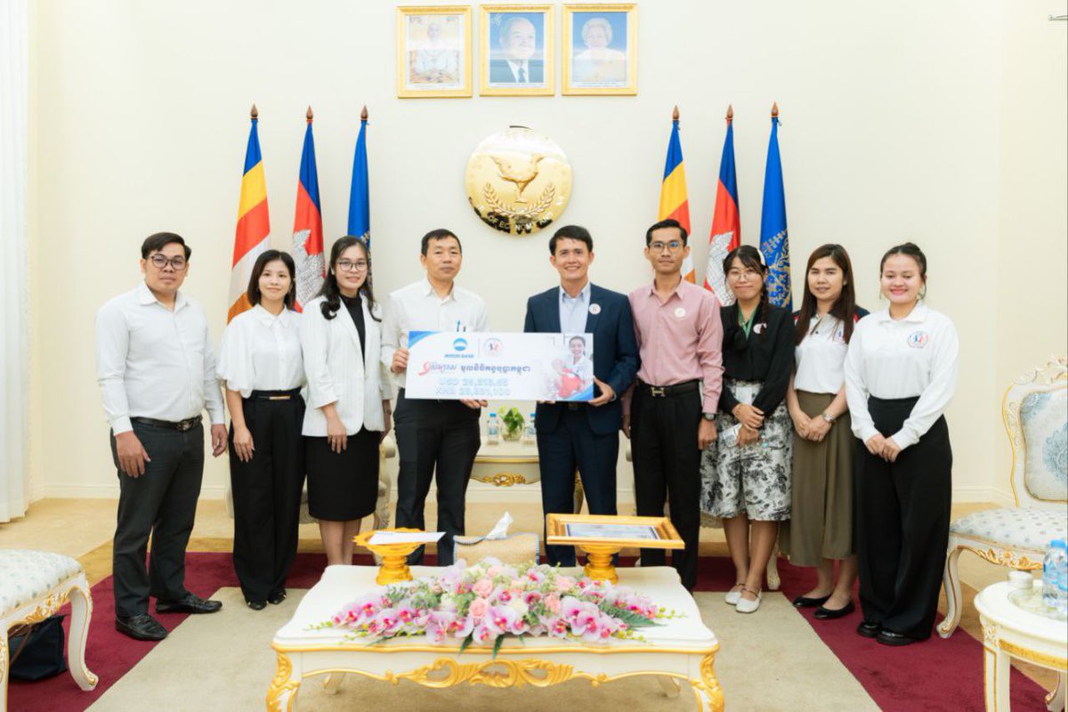 KheanTourk's tweet photo. ធនាគារ អ៊ូរី (ខេមបូឌា) ម.ក WOORI BANK (CAMBODIA) PLC. បាននាំយកថវិកាចំនួន ២៩ ៣១៣.៦៥ ដុល្លារ និង ២៣ ៣៣១ ១០០ រៀល មកបរិច្ចាគជូនមូលនិធិគន្ធបុប្ផាកម្ពុជា https://t.co/oVYSaueU5G