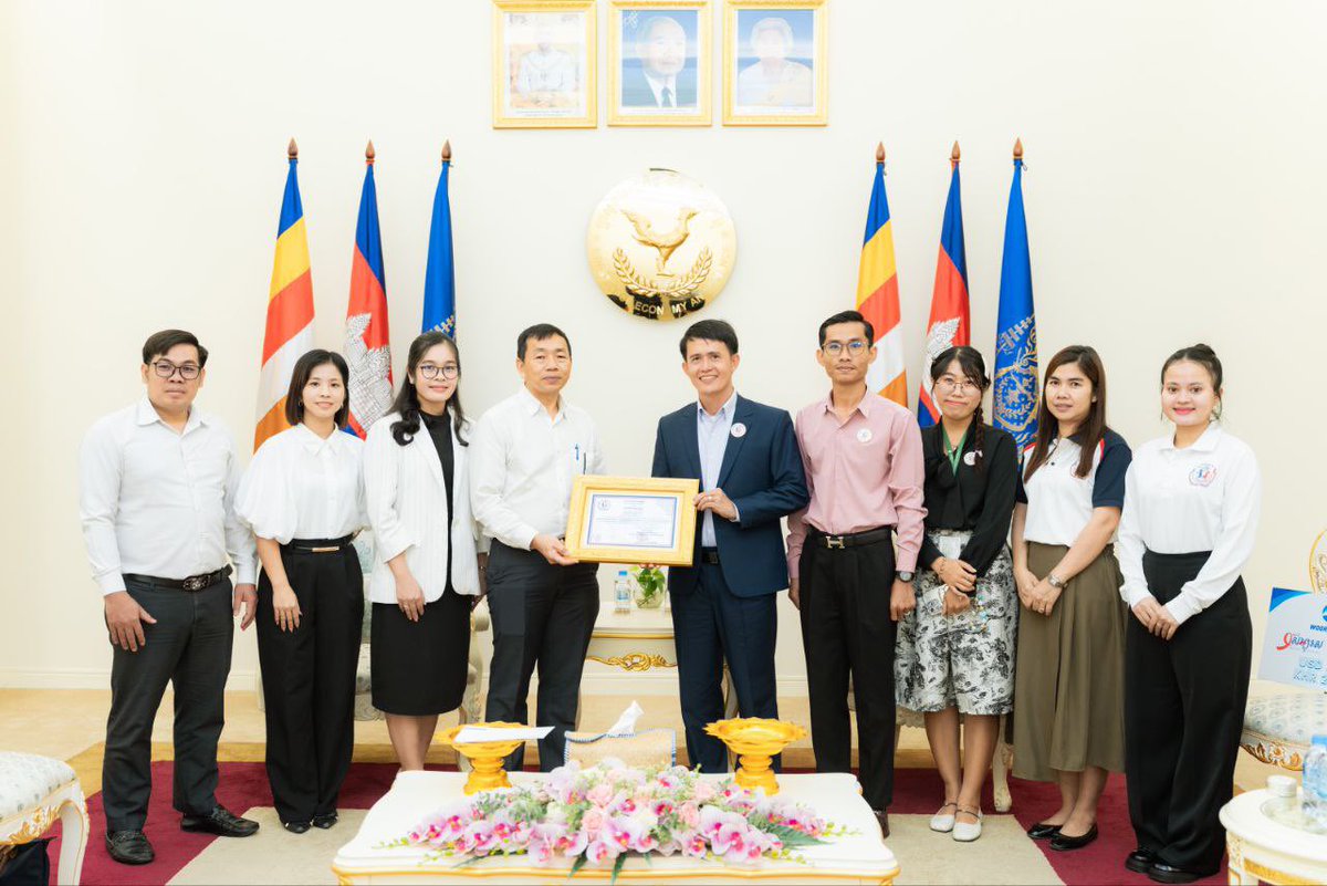 KheanTourk's tweet photo. ធនាគារ អ៊ូរី (ខេមបូឌា) ម.ក WOORI BANK (CAMBODIA) PLC. បាននាំយកថវិកាចំនួន ២៩ ៣១៣.៦៥ ដុល្លារ និង ២៣ ៣៣១ ១០០ រៀល មកបរិច្ចាគជូនមូលនិធិគន្ធបុប្ផាកម្ពុជា https://t.co/oVYSaueU5G