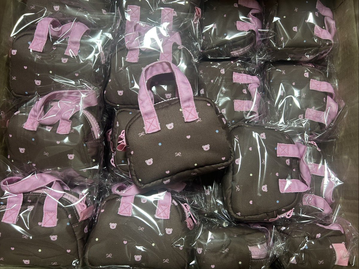 airpods pouch ผลิตเสร็จแล้วฮืออออ น้องบุฟองน้ำหนานุ่มด้วยค่ะ เดี๋ยวมีลายอื่นๆตามมาอีก  ภูมิใจอะ วาดแพทเทิร์นให้โรงงานเองเลย