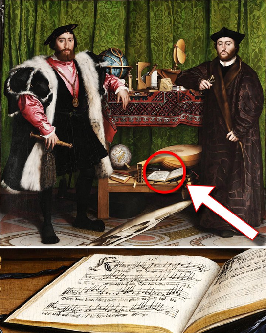 Bu 500 yıllık portre ilk bakışta sıradan görünüyor.
Ama aslında tarihin en gizemli eserlerinden biri.

Sayfadaki her müzik notasını bile okuyabilecek kadar inanılmaz detaylı.

Ve daha yakından bakınca…
Rahatsız edici bir sır kendini ele veriyor.