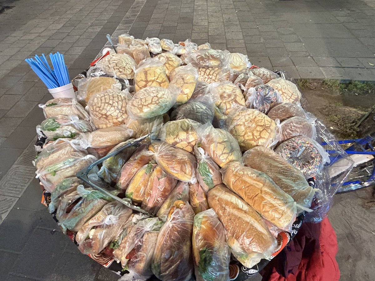 Buenos días 🌞 
¿Qué dijeron, ya no salió a la sudadera? 
Sudadera temprano ✨🌟🙌🏃‍♀️✔️.
Alan con ☕️y🥐 que siempre se me antoja ✔️.
La luna 🌓 ✔️.
Tengan un excelente miércoles, lleno de cosas buenas ✨🌟🎊🙌.