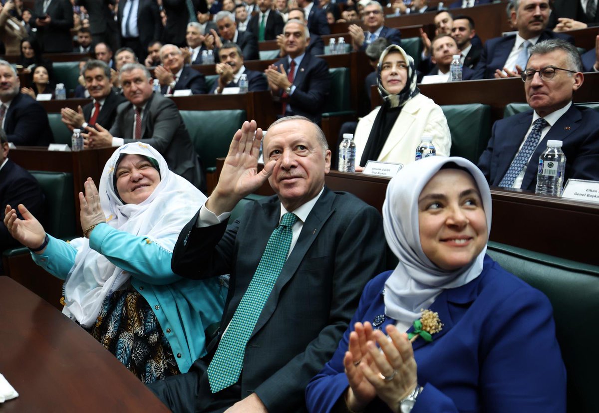 GurhanAlbayrak's tweet photo. Bembeyaz örtüleriyle, şalvarlarıyla, alın terleriyle Eskişehir’den yola çıkıp Ankara’da bir tarih yazdılar... 🤍

Cumhurbaşkanımız Sn. Recep Tayyip Erdoğan’ın grup toplantısındaki gür sesi, Eskişehir’imizin ve Anadolu’muzun tertemiz iradesinin sesi olmuştur.

Mihalgazi Belediye Başkanımız Zeynep Güneş Akgün’e ve onun şahsında Anadolu kadınının şalvarına, tülbentine, emeğine dil uzatan o ❝28 Şubat artığı❞ karanlık zihniyet, bugün TBMM çatısı altında milletin vicdanında bir kez daha mahkum edilmiştir.

Biz oradaydık; Mihalgazi’nin o beyaz örtülü, vakur kadınlarıyla birlikte ❝Millî İrade❞nin yanındaydık. Anadolu irfanı, kibri ve faşizan zihniyeti her zaman olduğu gibi yine dize getirecektir. 🇹🇷