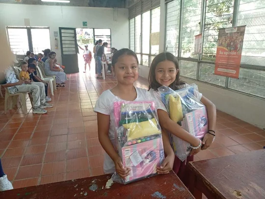 WorldVisionCO's tweet image. Más de 335.000 estudiantes desertaron del sistema educativo en Colombia en 2023. World Vision entregará kits escolares a 2.184 niñas, niños y adolescentes en Girón. 👉 Conoce más aquí: blog.worldvision.co/sala-de-prensa…