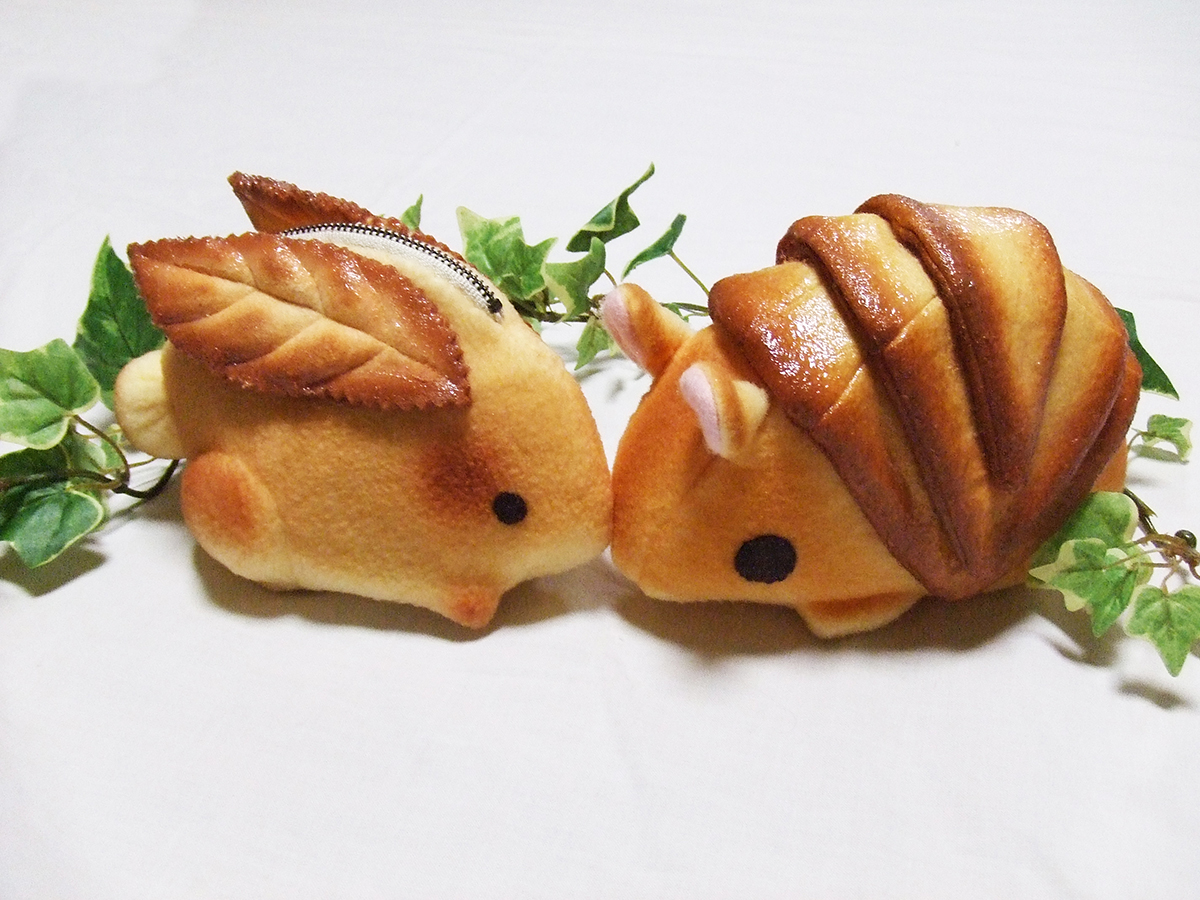 マリさんベーカリーとは】メロンパンのベレー帽やもみじ饅頭のバッグ