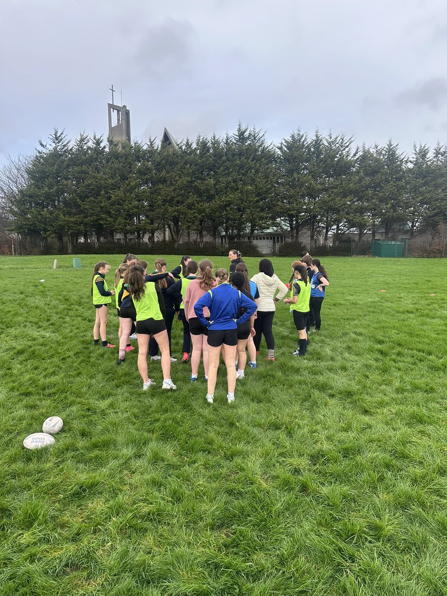 StpaulsgPE's tweet photo. Big thanks to Ava from Leinster Rugby for coaching the 1st year team for their upcoming blitz 🏉 @stpaulsg @StPaulsgActive @leinsterrugby https://t.co/3xQwEA0z2y