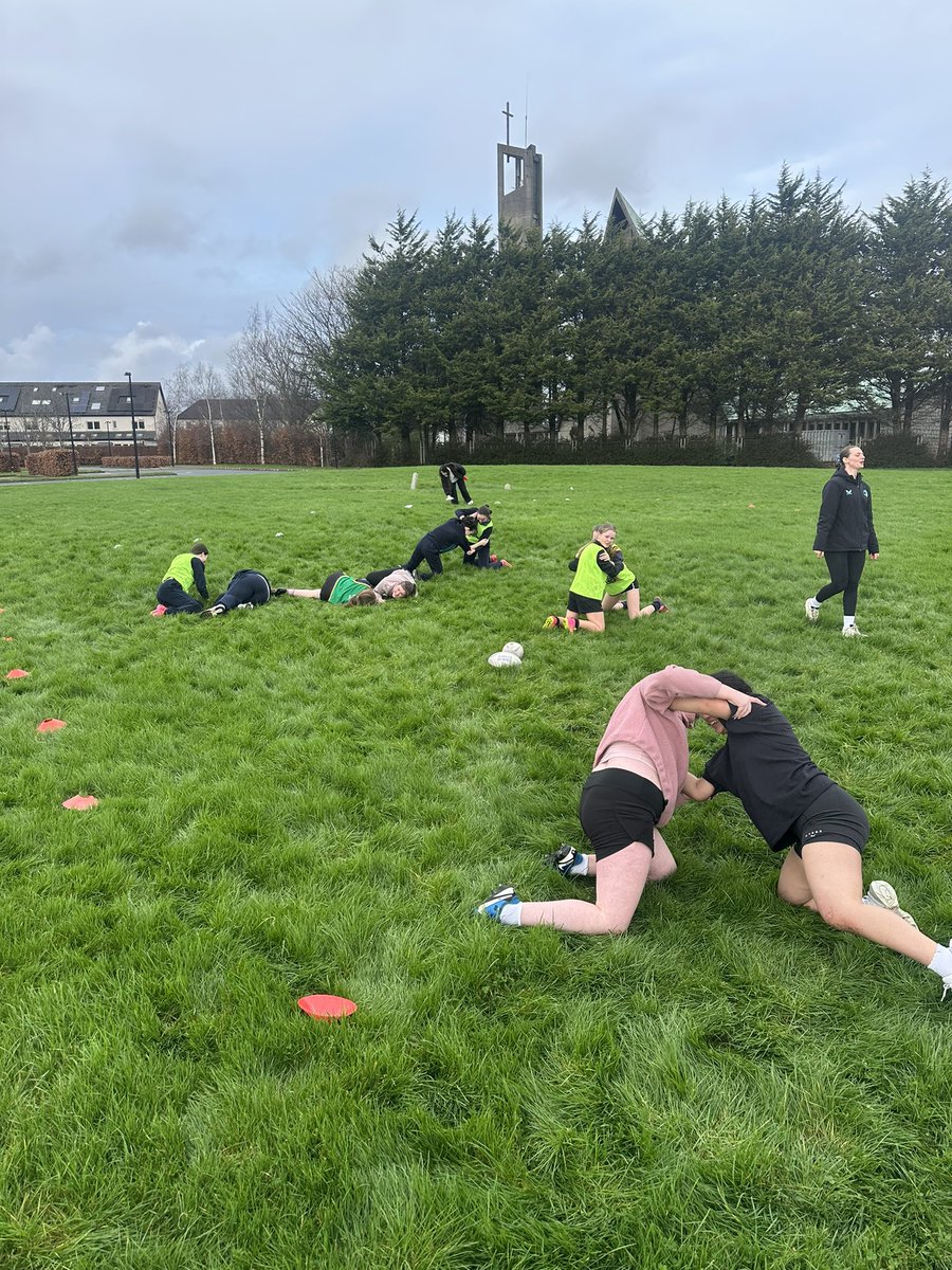 StpaulsgPE's tweet photo. Big thanks to Ava from Leinster Rugby for coaching the 1st year team for their upcoming blitz 🏉 @stpaulsg @StPaulsgActive @leinsterrugby https://t.co/3xQwEA0z2y